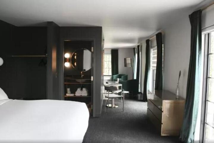 1 King Bed (4 of 10)