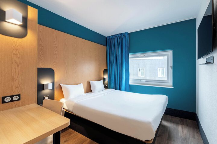 Room 6 of 32