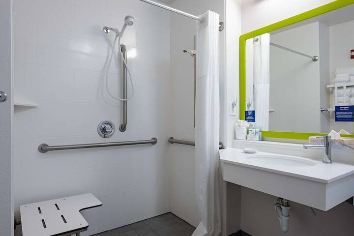Room 12 of 28