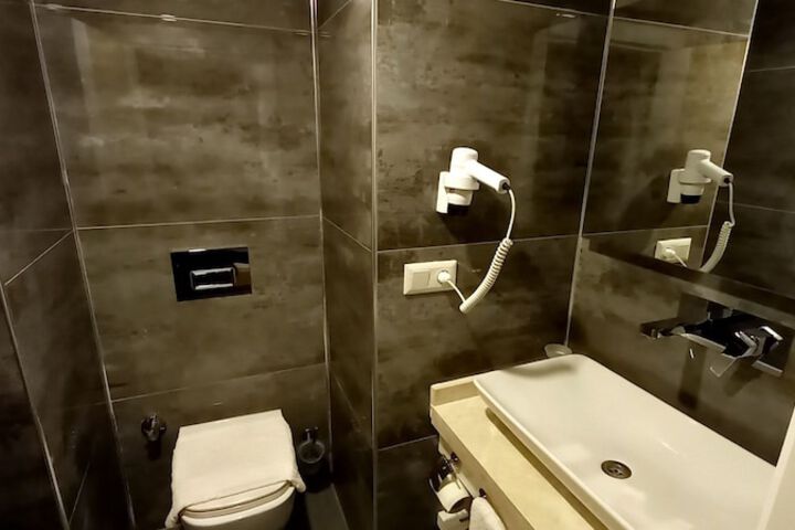 Room 80 of 128
