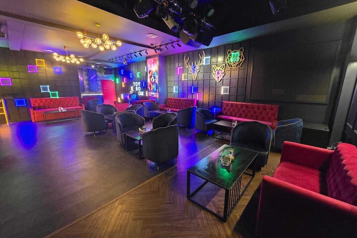 Lounge 23 of 26