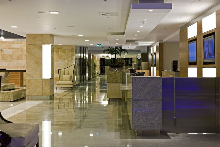 Entrance & Lobby