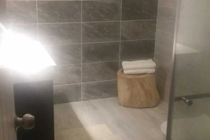 Room 6 of 13