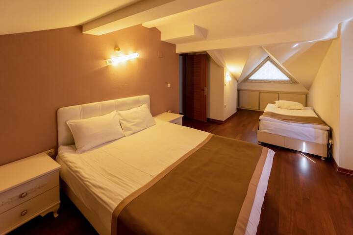 Room 4 of 93