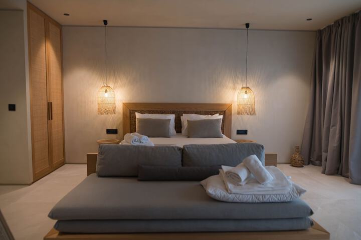 Room 5 of 93