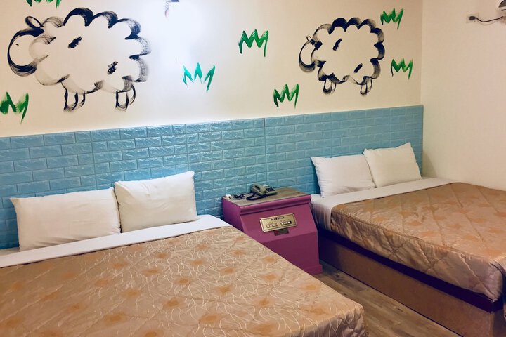 Room 10 of 28