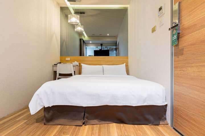 Room 17 of 34