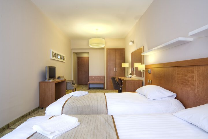 Room 5 of 32