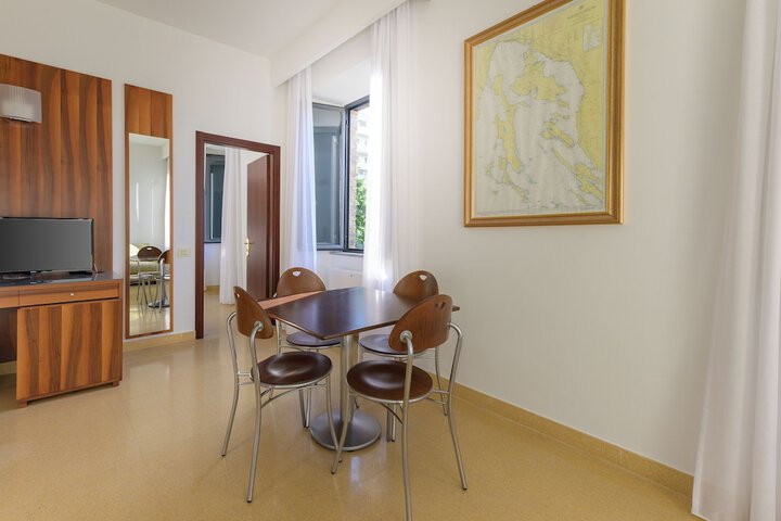 Room 53 of 138