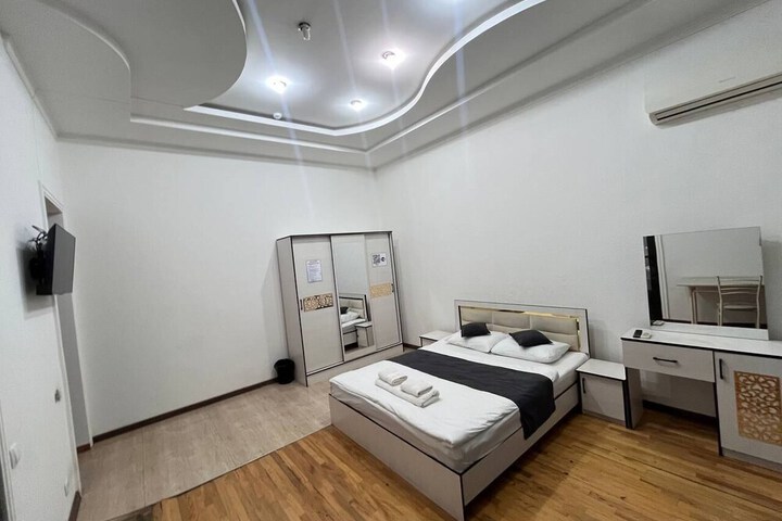Room 6 of 18