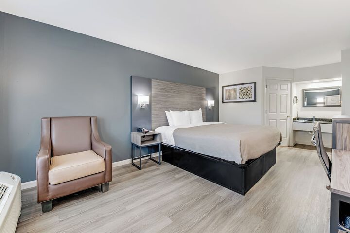 1 King Bed (3 of 11)