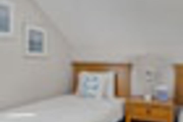 Room 800 of 984