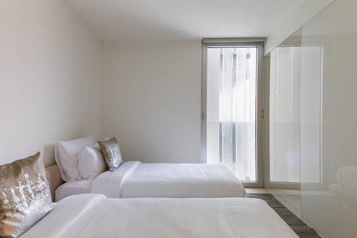 Room 7 of 9