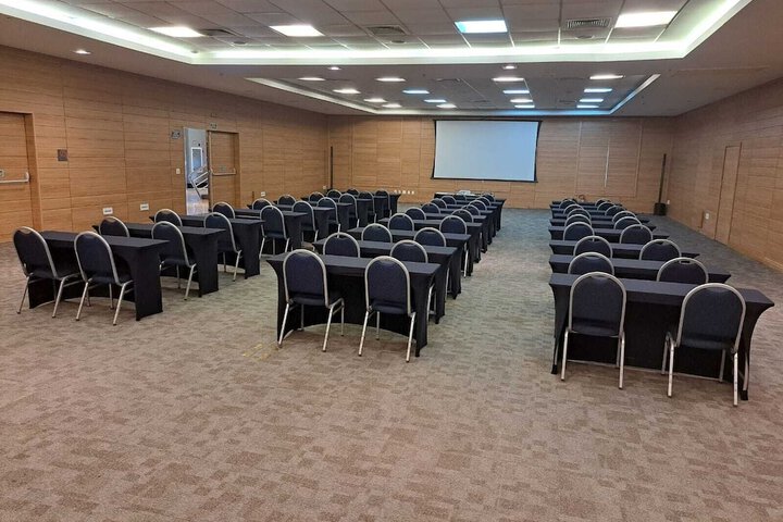 Ballroom/Hall 80 of 96