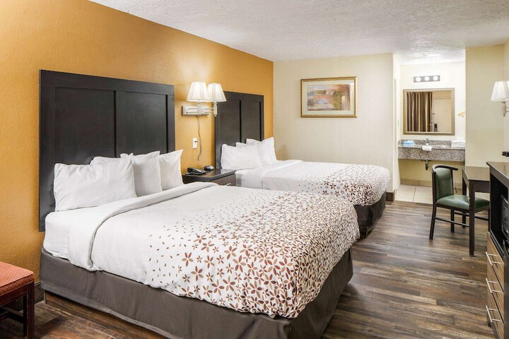 2 Queen Beds (9 of 10)