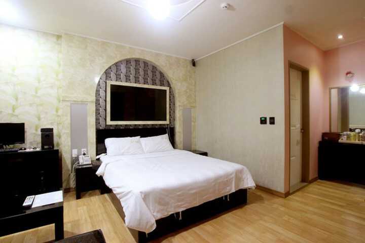 Hero Image 1 of 33