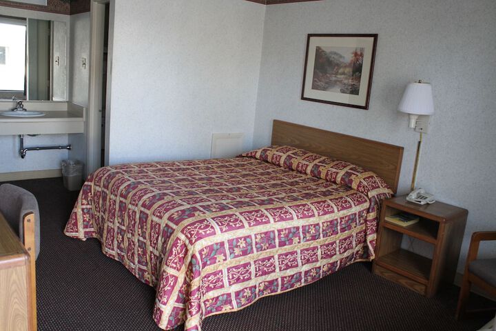 1 Queen Bed (18 of 18)
