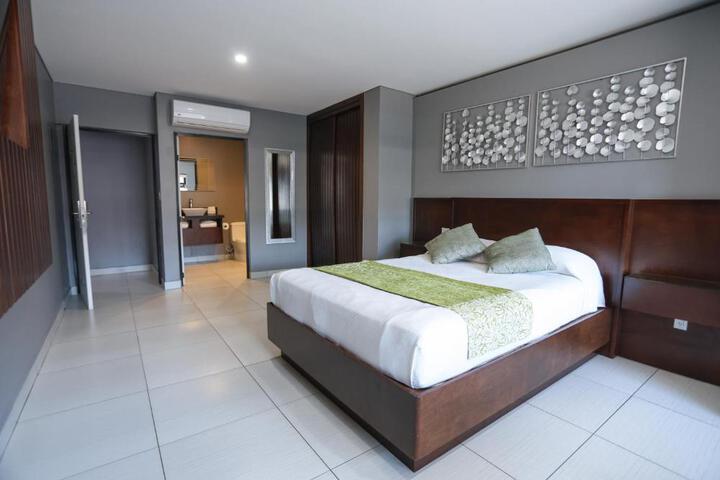 Superior Queen Bed (10 of 40)