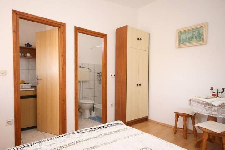 Room 4 of 33