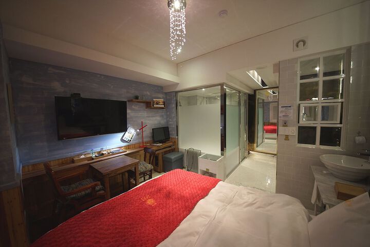 Room 10 of 68