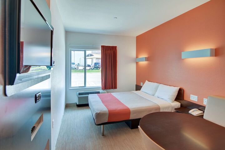 1 Queen Bed (4 of 7)