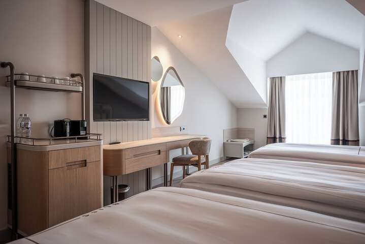 Room 34 of 122