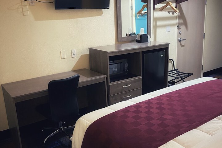 Single Room 1 King Bed Refrigerator, Microwave (3 of 8)