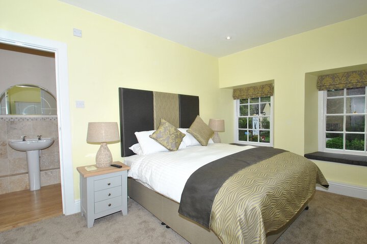 Room 4 of 32