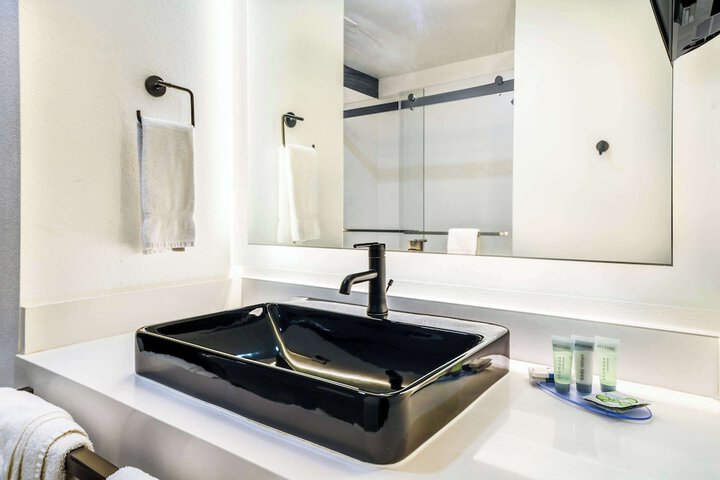 1 King Bed Kitchenette Accessible (4 of 15)