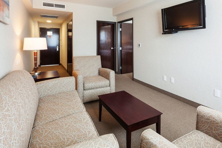 Room 8 of 175