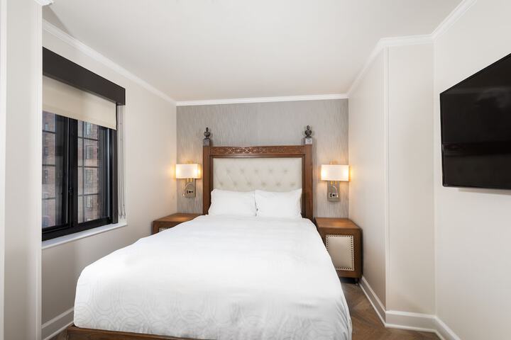 Queen Size Bed (12 of 30)