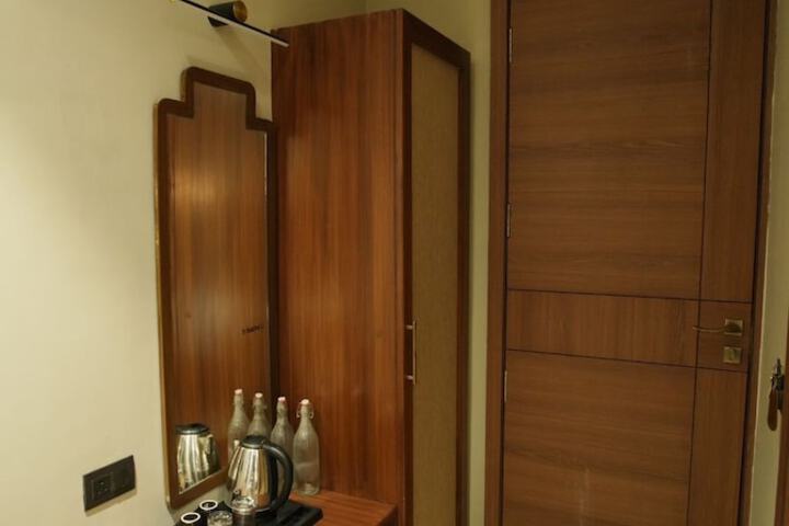 Room 10 of 16