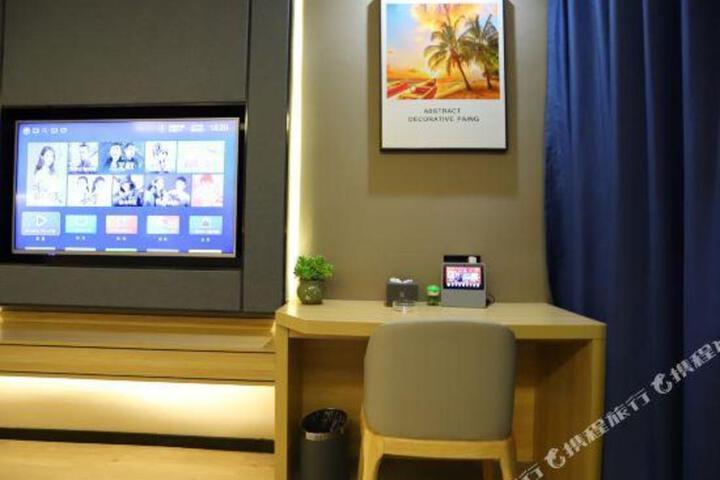 H Hotel (Qingdao Wusi Square & Dunhua Road Metro Station)