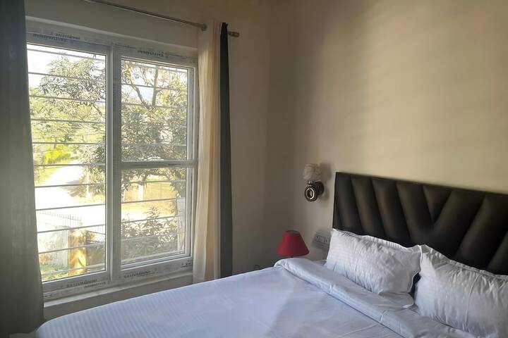 Room 6 of 9