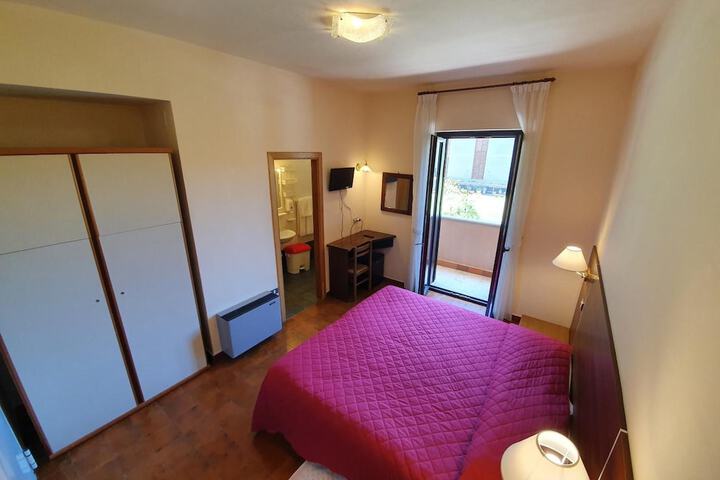 Room 10 of 28