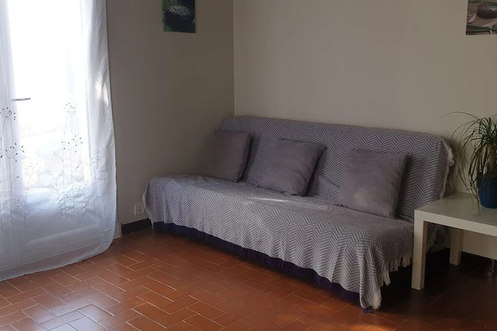 Room 6 of 12
