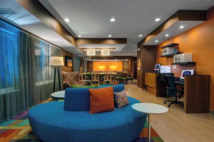 Lobby lounge