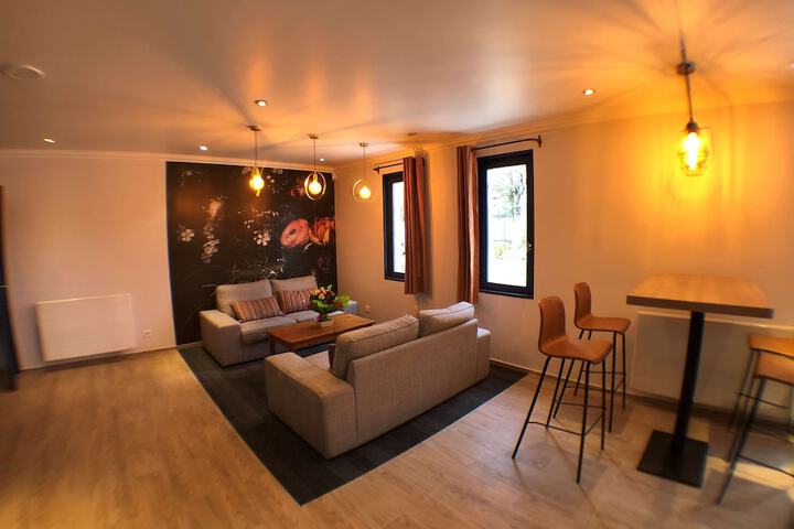 Lounge 77 of 95