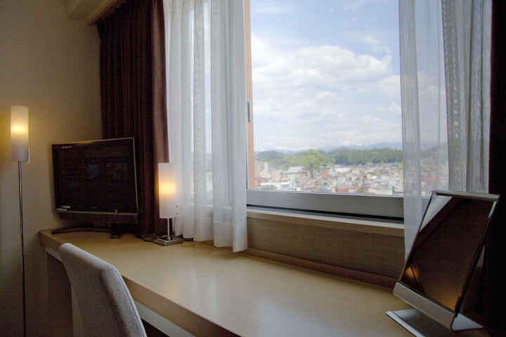 Room 6 of 100
