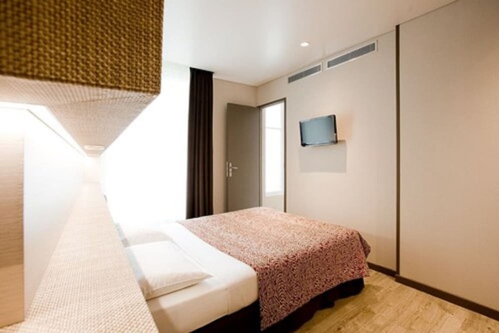 Room 10 of 33
