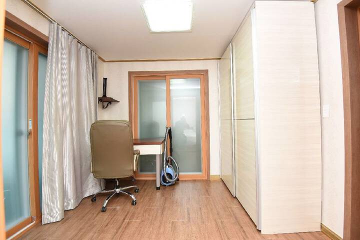 Room 6 of 13