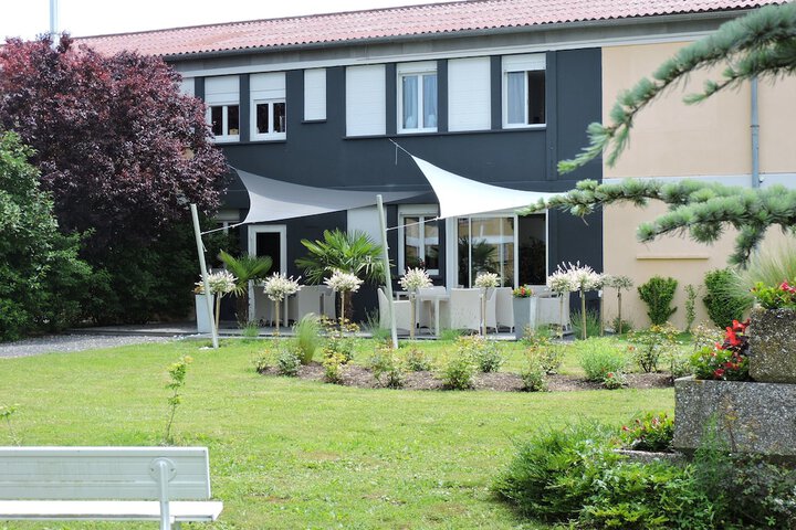 Hotel Exterior 70 of 72