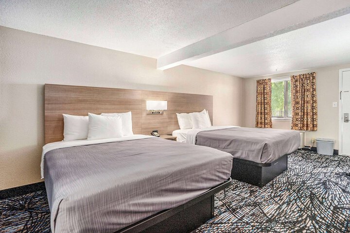 2 Queen Beds (7 of 10)