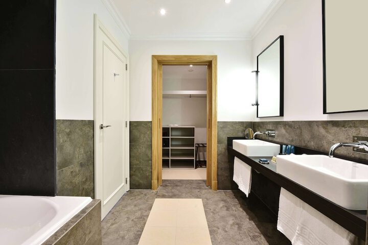 Room 73 of 176