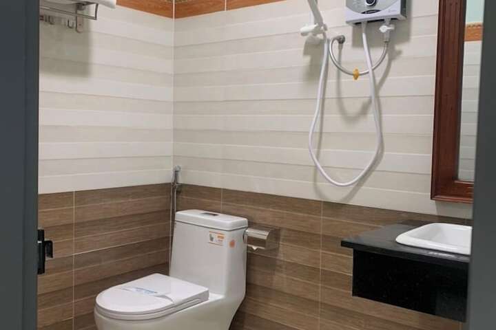 Room 4 of 9