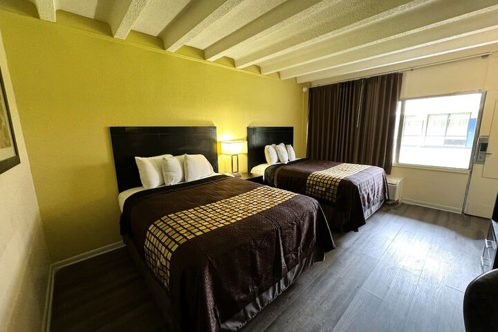 Deluxe Room 1 Queen Bed (7 of 14)
