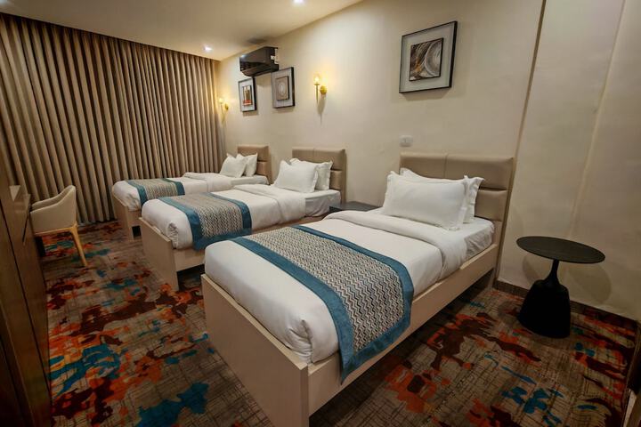 Room 9 of 118
