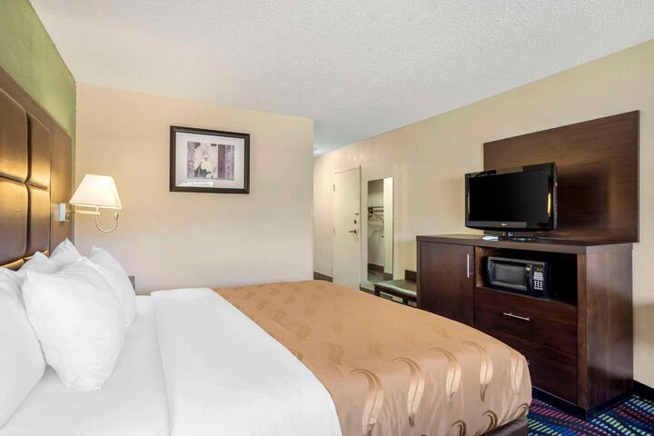 1 King Bed (2 of 21)