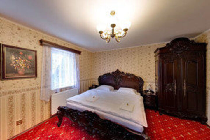 Room 9 of 34