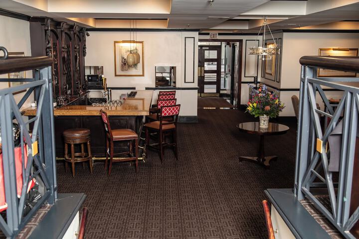 Lounge 37 of 42